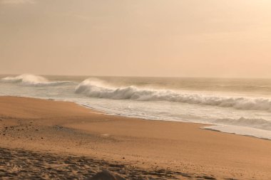 Sonbaharda Portekiz 'in Alentejo Sahili' ndeki Santo Andre sahilinin güzel cesur denizi