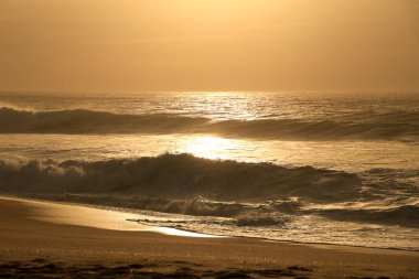 Sonbaharda Portekiz 'in Alentejo Sahili' ndeki Santo Andre sahilinin güzel cesur denizi