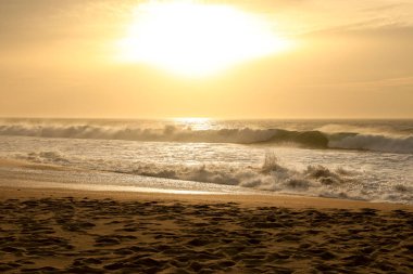 Sonbaharda Portekiz 'in Alentejo Sahili' ndeki Santo Andre sahilinin güzel cesur denizi