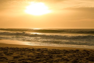 Sonbaharda Portekiz 'in Alentejo Sahili' ndeki Santo Andre sahilinin güzel cesur denizi