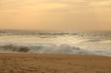 Sonbaharda Portekiz 'in Alentejo Sahili' ndeki Santo Andre sahilinin güzel cesur denizi