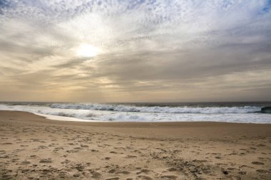 Sonbaharda Portekiz 'in Alentejo Sahili' ndeki Santo Andre sahilinin güzel cesur denizi