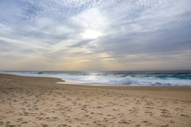 Sonbaharda Portekiz 'in Alentejo Sahili' ndeki Santo Andre sahilinin güzel cesur denizi