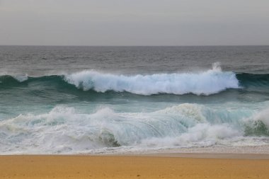 Sonbaharda Portekiz 'in Alentejo Sahili' ndeki Santo Andre sahilinin güzel cesur denizi