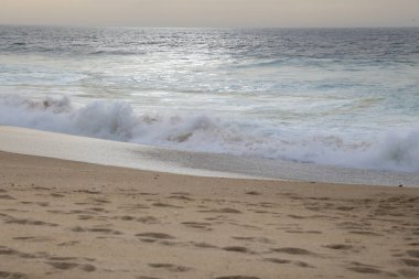 Sonbaharda Portekiz 'in Alentejo Sahili' ndeki Santo Andre sahilinin güzel cesur denizi