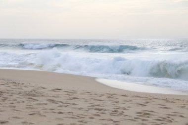 Sonbaharda Portekiz 'in Alentejo Sahili' ndeki Santo Andre sahilinin güzel cesur denizi