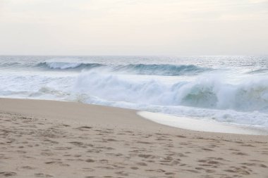 Sonbaharda Portekiz 'in Alentejo Sahili' ndeki Santo Andre sahilinin güzel cesur denizi