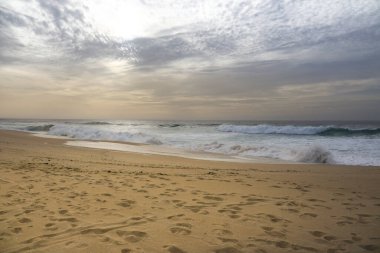 Sonbaharda Portekiz 'in Alentejo Sahili' ndeki Santo Andre sahilinin güzel cesur denizi
