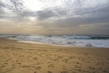 Sonbaharda Portekiz 'in Alentejo Sahili' ndeki Santo Andre sahilinin güzel cesur denizi