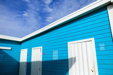 Portekiz sahilinde renkli ahşap tuvaletler.