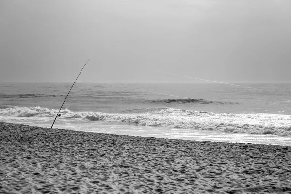 ポルトガルのコンポルタビーチで曇りの日に海岸の釣竿 — ストック写真