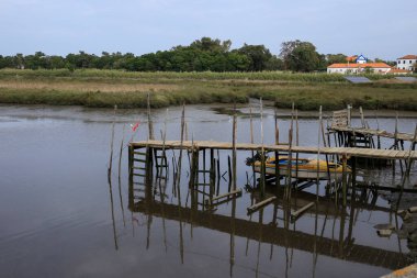 Eğlence teknesi, Portekiz 'de renkli ahşap bir geçidi olan bir limana yanaştı.