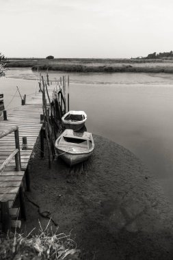 Portekiz, Carrasqueira 'da ahşap geçitli bir limana yanaşmış balıkçı tekneleri.