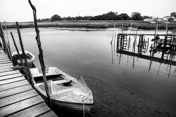 Vieux Bateaux Pêche Amarrés Dans Port Avec Une Passerelle Bois — Photo
