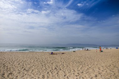 Comporta, Grandola, Portugal- 28 Ekim 2022: Portekiz 'de güneşli bir günde Comporta plajına giden ahşap yol