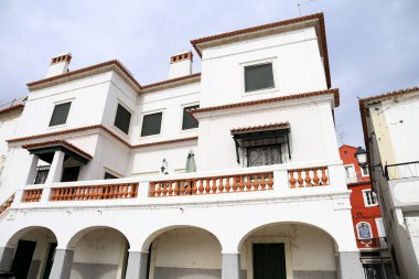 Alcacer do Sal, Setubal, Portugal- 28 Ekim 2022: Portekiz 'de güzel dar sokaklar, beyaz evler ve Alcacer do Sal cepheleri