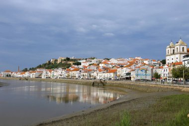 Alcacer do Sal, Setubal, Portugal- 28 Ekim 2022: Alcacer do Sal Town ve Sado River 'ın güzel manzarası