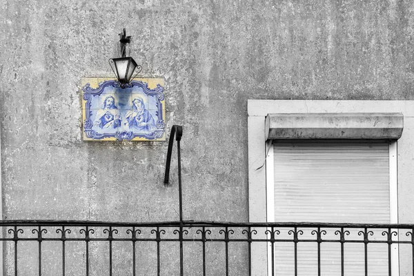 Alcercer Sal Setubal ポルトガル 2022年10月28日 錬鉄製のバルコニー付きの石造りのファサードとセラミック上の装飾的な聖書のイメージ — ストック写真