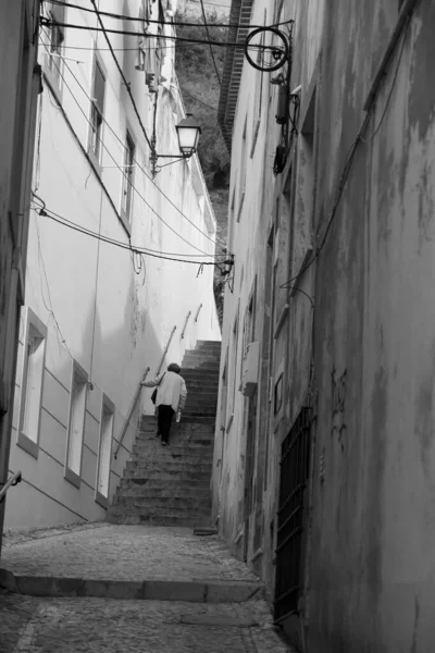 Узкая Улица Винтажным Уличным Освещением Alcacer Sal Setubal Portugal — стоковое фото
