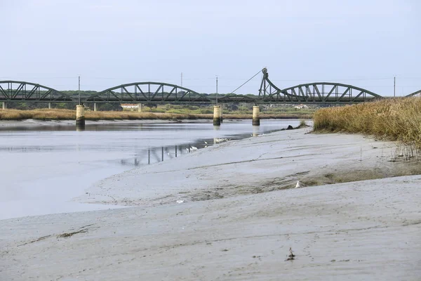 Portekiz 'deki Sado Nehri üzerinde Sal köprüsü kurun.