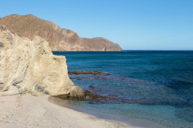 İspanya 'nın Cabo de Gata kentindeki Isleta del Moro köyündeki Penon Blanco plajı.