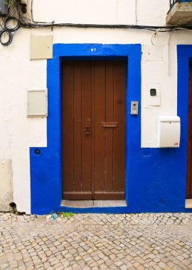 Alcacer do Sal, Setubal, Portugal- 28 Ekim 2022: Alcacer do Sal 'de beyaz ve mavi boyalı cephe