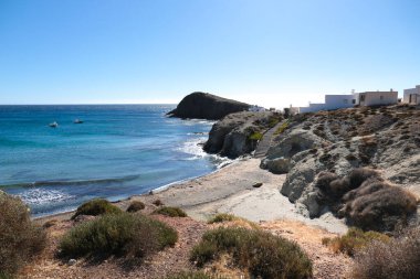 İspanya 'nın Cabo de Gata kentindeki Isleta del Moro köyündeki Penon Blanco plajı.