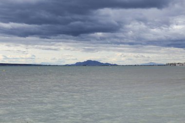 Santa Pola, Alicante, İspanya 'da fırtınalı gökyüzü altında plaj