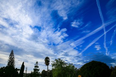 Kimyasal izlerle gökyüzünün soyut renkli resmi