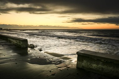 Sonbaharda İspanya, Alicante, Santa Pola körfezinde muhteşem ve renkli bir gün doğumu
