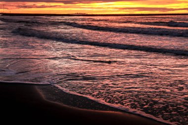 Sonbaharda İspanya, Alicante, Santa Pola körfezinde muhteşem ve renkli bir gün doğumu