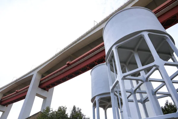 Kolosalna Konstrukcja Mostu Kwietnia Nad Zbiornikiem Wodnym Kompleksie Kulturalnym Factory — Zdjęcie stockowe