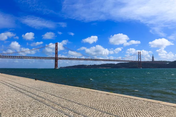 晴れた日の春にリスボンのタガス川の銀行 美しい25 4月橋構造 — ストック写真