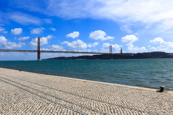 Flodens Stränder Tagus Lissabon Våren Solig Dag Vacker April Bro — Stockfoto