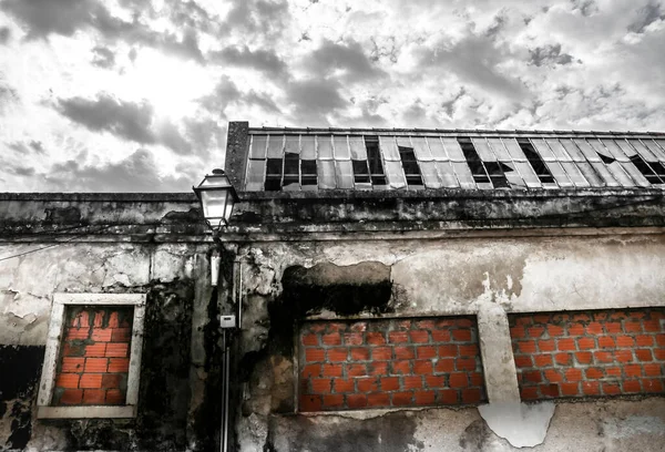 Παλιό Και Παλιό Εγκαταλελειμμένο Εργοστάσιο Στη Λισαβόνα Πορτογαλία — Φωτογραφία Αρχείου