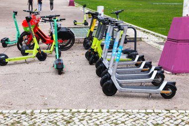 Lizbon, Portekiz- 21 Ekim 2022: Lizbon 'da sokakta arka arkaya kiralık elektrikli scooter