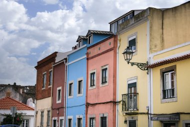 Lizbon, Portekiz- 21 Kasım 2022: Lizbon 'da güzel beyaz pencereli renkli ve parlak cepheler