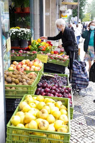 Lissabon Portugal Oktober 2022 Oudere Vrouw Koopt Groenten Bij Groenteboer — Stockfoto