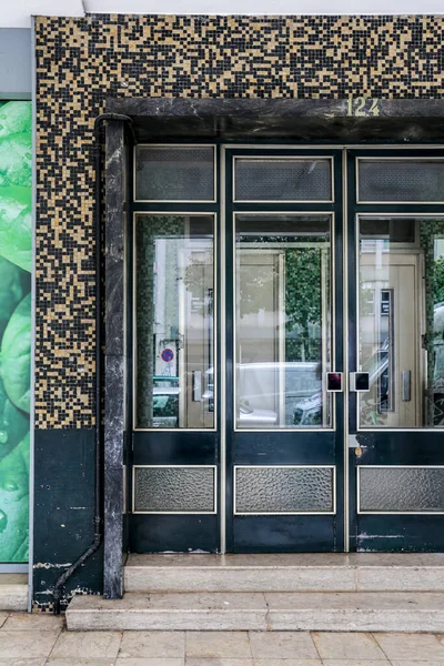 2022年10月21日 里斯本 在里斯本的瓷砖立面上有几何细节的铝门 — 图库照片