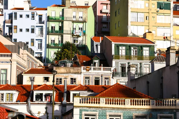 Lizbon, Portekiz- 21 Ekim 2022: Mavi gökyüzü altında Lizbon şehri manzarası