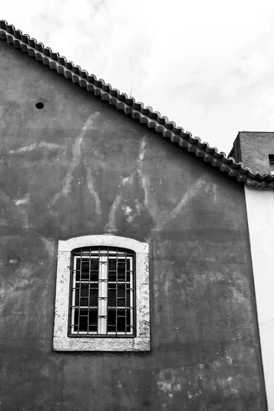 Старий Барвистий Яскравий Фасад Лісабоні Прекрасним Білим Вікном — стокове фото