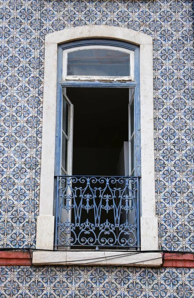 リスボン ポルトガルのタイルとカラフルで伝統的なファサード — ストック写真