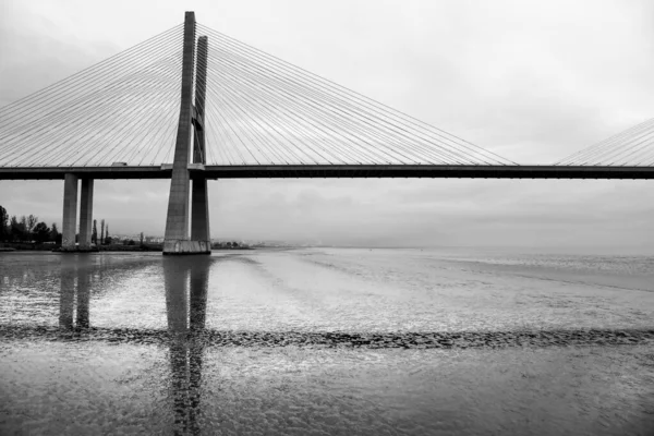 リスボンの曇りの日のヴァスコ ガマ橋 — ストック写真