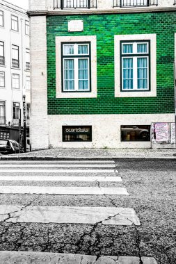 Lizbon, Portekiz- 21 Kasım 2022: Eski renkli vintage evler ve Lizbon 'un güzel caddeleri kışın.