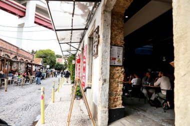 Lizbon, Portekiz- 10 Kasım 2022: Lizbon 'da LX Fabrikası adında yaratıcı ve kültürel alanların serin restoranları ve terasları