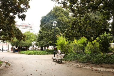 Lizbon, Portekiz- 17 Mart 2019 Lizbon 'da güneşli bir bahar gününde Principe Real adlı muhteşem yeşil bir uzay bahçesi.