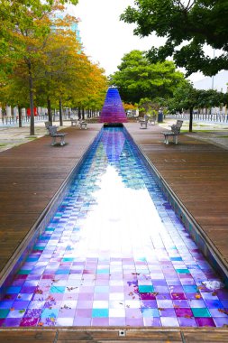 Lizbon, Portekiz- 21 Ekim 2022 Lizbon 'daki Milletler Parkı' nda renkli bir volkan çeşmesi