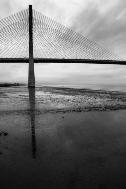 Lizbon 'da bulutlu bir günde Vasco Da Gama Köprüsü