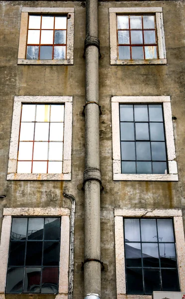 Old Typical Facade Lisbon Beautiful White Windowa — Stock Photo, Image