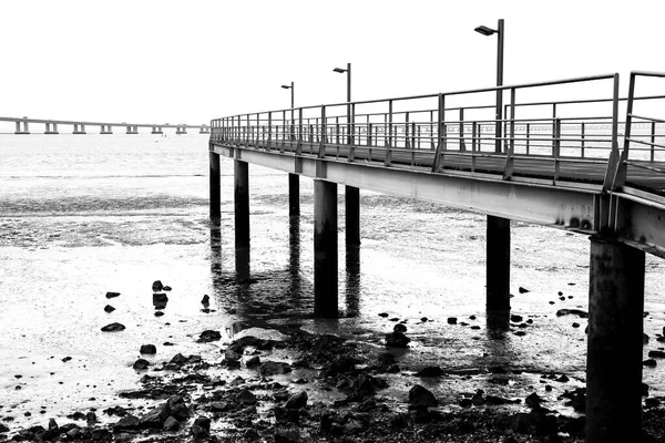 Molo Březích Řeky Tagus Vedle Mostu Vasco Gama Lisabonu — Stock fotografie